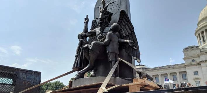 Σατανιστές έστησαν άγαλμα δαίμονα μπροστά από το Καπιτώλιο του Αρκάνσας (βίντεο)